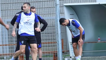 Unai García se lleva la mano a la rodilla.