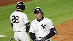 New York (United States), 14/10/2024.- Yankees Aaron Judge (R) walks past teammate Austin Wells (L) after striking out during the first inning of game one of the Major League Baseball (MLB) American League Championship Series between the Cleveland Guardians and the New York Yankees in the Bronx borough of New York, New York, 14 October 2024. The League Championship Series is the best-of-seven games. The winner of the American League Championship Series will face the winner of the National League Championship Series to advance to the World Series. (Liga de Campeones, Nueva York) EFE/EPA/CJ GUNTHER
