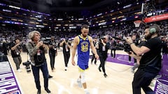 Stephen Curry abandona cabizbajo la pista de los Kings tras la eliminación de los Warriors en el play in de 2024.