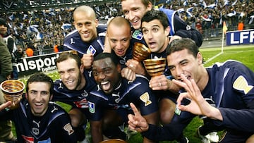 Los jugadores del Girondins de Burdeos celebran la consecución del título de la Copa de la Liga francés. No hace demasiado tiempo de eso y ahora el equipo está cerca de la desaparición.
