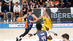 Rodrigo Seona, del Tizona Burgos, trata de superar a Devin Schmidt, del Movistar Estudiantes.