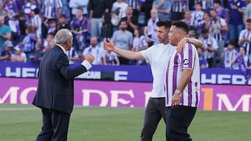 El presidente del Valladolid, Ronaldo Nazário, celebra el ascenso a Primera en el césped junto a Pezzolano.