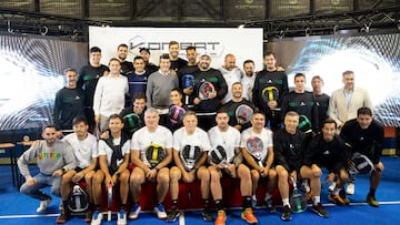 Foto de familia en el torneo de pádel organizado por Kombat para presentar sus nuevas palas.