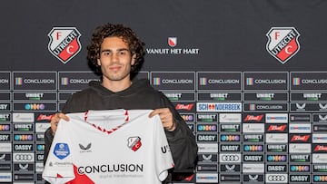 Miguel Rodríguez posa con la camiseta del Utrecht.