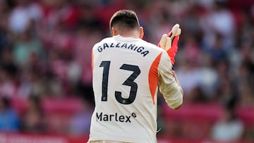 GIRONA, 06/10/2024.- El guardameta del Girona, Paulo Gazzaniga, durante el partido de LaLiga disputado ante el Girona este domingo en el estadio de Montilivi. EFE/ Siu Wu
