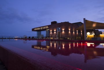 Se asoció con la mayor cadena hotelera de Portugal (Pestana) para crear su propia marca CR7 Lifestyle Hotels y cuenta ya con cinco, en Madeira, Lisboa, Madrid, Marrakech y Nueva York. El de la Gran Vía española, ingresa 12 millones de euros al año.