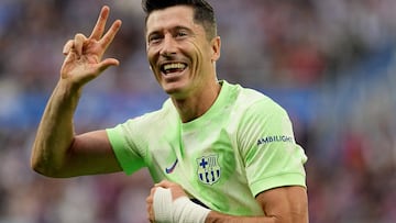 Barcelona's Polish forward #09 Robert Lewandowski celebrates after scoring a hat-trick during the Spanish league football match between Deportivo Alaves and FC Barcelona at the Mendizorroza stadium in Vitoria on October 6, 2024. (Photo by Cesar Manso / AFP)