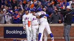 New York (United States), 09/10/2024.- Mets' Francisco Lindor (C) hugs another player after a homerun while the crowd reacts in the sixth inning during the Major League Baseball (MLB) American League Division Series playoff game four between the Philadelphia Phillies and the New York Mets in the Queens borough of New York, New York, USA, 09 October 2024. The Division Series is a best-of-five contest. (Nueva York, Filadelfia) EFE/EPA/SARAH YENESEL
