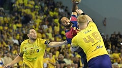 El barcelonista Melvyn Richardson lanza delante Tomasz Gebala (2,08) del Kielce, con Dani Dujshebaev detrás.