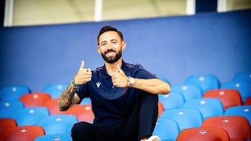 Morales posa como nuevo jugador del Levante.