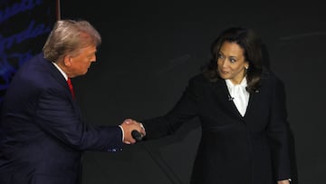 Donald Trump y Kamala Harris se saludan antes de comenzar el primer debate presidencial de Estados Unidos en el National Constitution Center.