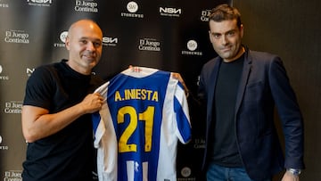 Iniesta posa con la camiseta del Espanyol con el '21' de Jarque y su nombre