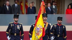 Miembros del ejército asisten a un desfile para conmemorar el Día Nacional de España en Madrid.