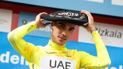 GRAFCAV879. EIBAR (GIPUZKOA), 06/04/2024.- El ciclista español del Emirates, Juan Ayuso, celebra su victoria tras la última jornada de la Itzulia-Vuelta al País Vasco, una etapa reina con salida y llegada en Eibar, con un trazado de 137,8 kilómetros. EFE/Juan Herrero.
