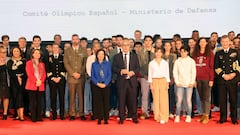 Margarita Robles y Alejandro Blanco en el centro de la imagen en el ADO.