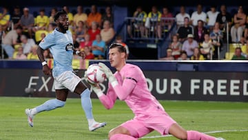 El portero del Villarreal, Diego Conde (d), detiene un balón ante Jonathan Bamba, del Celta, durante el partido de Liga en Primera División que Villarreal CF y Celta de Vigo disputan este lunes en el estadio de La Cerámica.