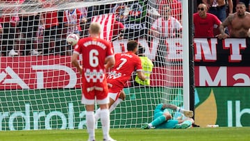 GIRONA, 06/10/2024.- El delantero del Girona Cristhian Stuani (c) marca el 2-1 durante el partido de LaLiga disputado ante el Girona este domingo en el estadio de Montilivi. EFE/ Siu Wu
