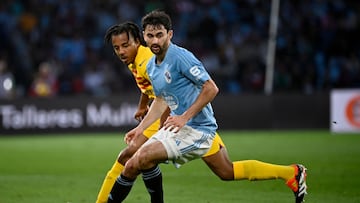 Luca de la Torre, con el balón, delante de Jules Koundé durante el partido entre el Celta y el Barcelona de la temporada 2023-2024 disputado en Balaídos.