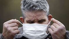 Un hombre se pone la mascarilla en las inmediaciones del Hospital Álvaro Cunqueiro de Vigo, a 10 de enero de 2024, en Vigo, Pontevedra, Galicia (España). El ministerio de Sanidad ha implantado a partir de hoy, el uso obligatorio de mascarillas en hospitales y centros sanitarios, una vez que se comunique a las comunidades autónomas. El uso obligatorio de la mascarilla es una orden notificada que no tiene que publicarse en el Boletín Oficial del Estado (BOE).  Sanidad ha tomado esta decisión después de no haber llegado a un acuerdo con las comunidades autónomas en la reunión del Consejo Interterritorial del Sistema Nacional de Salud (CISNS), que tuvo lugar este pasado lunes, 8 de enero. La mascarilla no es obligatoria en centros sociosanitarios y farmacias.
10 ENERO 2024;MASCARILLAS;SANIDAD;OBLIGATORIO;VIRUS;CENTROS SANITARIOS;HOSPITALES
Adrián Irago / Europa Press
10/01/2024