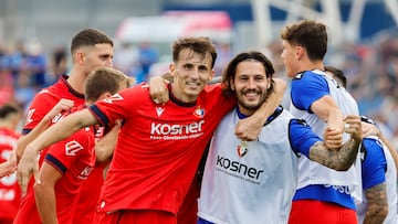 GETAFE (C.A. DE MADRID), 05/10/2024.- El delantero croata del Osuna Ante Budimir celebra el gol marcado ante el Getafe que ha supuesto el 1-1 en el marcador durante el partido correspondiente a la novena jornada de LaLiga EA Sports disputado esta tarde en el Estadio Coliseum de Getafe. EFE/Sergio Pérez
