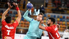 Domen Makuc choca con la defensa del Al-Ahly.