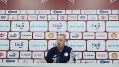 AME7002. YPANÉ (PARAGUAY), 14/10/2024.- El seleccionador de Paraguay, el argentino Gustavo Alfaro, habla en una rueda de prensa este lunes, en el Centro de Alto Rendimiento (Carde) en Ypané (Paraguay). Paraguay enfrentará a Venezuela en la décima fecha de las eliminatorias sudamericanas para el Mundial de 2026. EFE/ Juan Pablo Pino

