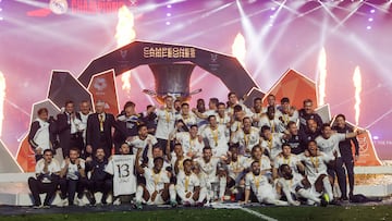RIAD (ARABIA SAUDÍ), 14/01/2024.- Los jugadores del Real Madrid celebran su victoria en la final de la Supercopa de España que Real Madrid y FC Barcelona disputan este domingo en el estadio Al Awwal Park de Riad, en Arabia Saudí. EFE/Juan Carlos Cárdenas
