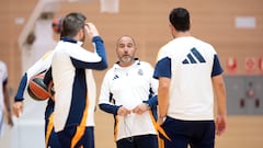 Chus Mateo, entrenador del Real Madrid, en un entrenamiento en Valdebebas.