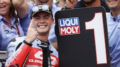 Motegi (Japan), 06/10/2024.- QJMOTOR rider Manuel Gonzalez of Spain celebrates after winning the Moto2 race of the Motorcycling Grand Prix of Japan in Motegi, north of Tokyo, Japan, 06 October 2024. (Motociclismo, Ciclismo, Japón, España, Tokio) EFE/EPA/FRANCK ROBICHON
