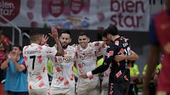 Jugadores de ElPozo celebran un gol ante el Barça.