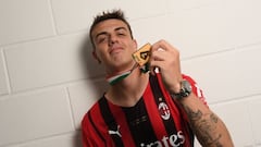 REGGIO NELL'EMILIA, ITALY - MAY 22: Daniel Maldini of AC Milan poses with the trophy for the victory of "Scudetto " at the end of the last Serie A match between US Sassuolo and AC Milan at Mapei Stadium - Citta' del Tricolore on May 22, 2022 in Reggio nell'Emilia, Italy. (Photo by Claudio Villa/AC Milan via Getty Images)
