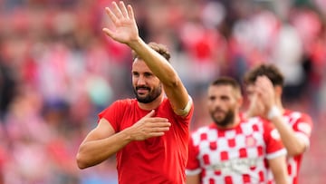 GIRONA, 06/10/2024.- El delantero del Girona Cristhian Stuani celebra la victoria en el partido de LaLiga disputado ante el Athletic este domingo en el estadio de Montilivi. EFE/ Siu Wu
