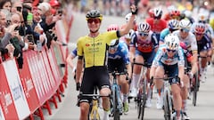 Marianne Vos cruzando la línea de meta.