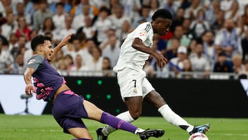 MADRID, 21/09/2024.- El delantero brasileño del Real Madrid, Vinicius Junior (d), golpea el balón ante el defensa marroquí del Espanyol, Omar El Hilali, en la jugada que ha significado el tercer gol del equipo madridista durante el encuentro correspondiente a la sexta jornada de Laliga EA Sports que disputan hoy sábado Real Madrid y Espanyol en el estadio Santiago Bernábeu, en Madrid. EFE / Sergio Pérez.
