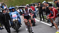 El ciclista esloveno Tadej Pogacar compite durante el Giro de Lombardía