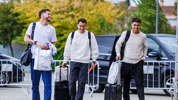 LAS ROZAS (CA. MADRID), 07/10/2024.- Los jugadores de la selección española de fútbol Remiro (i), Mikel Oyarzábal (c), y Martín Zubimendi a su llegada a la concentración del conjunto en la Ciudad del Fútbol de Las Rozas, para preparar el partido de la Liga de las Naciones que el sábado disputarán ante Dinamarca. EFE/ RFEF/Pablo García/SOLO USO EDITORIAL/SOLO DISPONIBLE PARA ILUSTRAR LA NOTICIA QUE ACOMPAÑA (CRÉDITO OBLIGATORIO)
