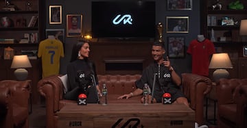 En agosto anunció su canal de Youtube, UR Cristiano. Y desde entonces no ha parado de pulverizar récords, igual que lo hace marcando goles. Un millón de suscriptores en 90 minutos, los diez millones en 11 horas y media y más de 20 millones en un día. Ahora ya roza los 65 millones de suscriptores. Desde que se publicaron los primeros vídeos el 21 de agosto hasta hoy, los 56 totales han registrado más de 500 millones de visitas convirtiéndose en el atleta más seguido de la plataforma y la primera persona en superar los mil millones de seguidores sumando todas las redes sociales.
