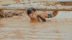 Competidora pasando por el barro en la V Lanzarote Bestial Race K10 Xtreme Yaiza.