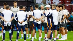 Carlo Ancelotti, dando instrucciones a sus jugadores.
