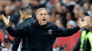 Nice (France), 06/10/2024.- Paris Saint Germain's head coach Luis Enrique gestures during the French Ligue 1 soccer match OGC Nice vs Paris Saint Germain at the Allianz Riviera stadium, in Nice, France, 06 October 2024. (Francia, Niza) EFE/EPA/SEBASTIEN NOGIER
