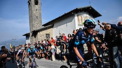 El pelotón pasa por la capilla de Madonna del Ghisallo durante una edición del Giro de Lombardia.