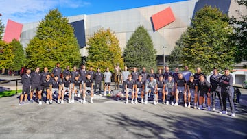 04-10-24. LA EXPEDICIÓN DEL SPORTING QUE VIAJÓ A EIBAR POSA JUNTO A LA ESTATUA DE QUINI ANTES DE INICIAR EL DESPLAZAMIENTO.