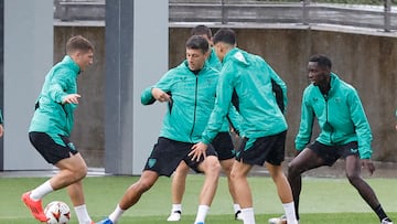 LEZAMA (BIZKAIA), 02/10/2024.-  Mikel Vesga (c) golpea un balón durante el entrenamiento con el que el Athletic de Bilbao ha preparado este miércoles el partido de Liga Europa del próximo jueves ante el AZ Alkmaar neerlandés en San Mamés. EFE/ Miguel Toña
