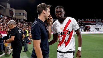 Iñigo, dando instrucciones a Nteka.