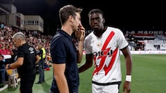 Iñigo, dando instrucciones a Nteka.
