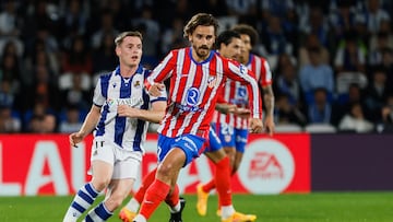 El delantero francés del Atlético de Madrid Antoine Griezmann lucha el balón con Sergio Gómez.