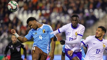 Brussels (Belgium), 14/10/2024.- Lois Openda (L) of Belgium in action against Randal Kolo Muani of France during the UEFA Nations League match between Belgium and France, in Brussels, Belgium, 14 October 2024. (Bélgica, Francia, Bruselas) EFE/EPA/OLIVIER MATTHYS
