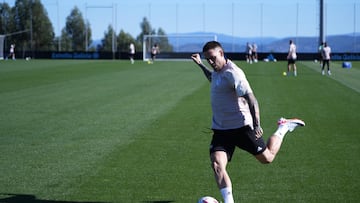 El lateral izquierdo serbio Mihailo Ristic, durante un entrenamiento del Celta.