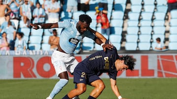 Jonathan Bamba disputa el balón a Luka Romero durante el partido disputado entre Celta y Alavés en Balaídos.