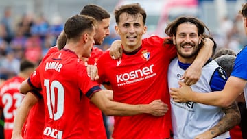 GETAFE (C.A. DE MADRID), 05/10/2024.- El delantero croata del Osuna Ante Budimir celebra el gol marcado ante el Getafe que ha supuesto el 1-1 en el marcador durante el partido correspondiente a la novena jornada de LaLiga EA Sports disputado esta tarde en el Estadio Coliseum de Getafe. EFE/Sergio Pérez
